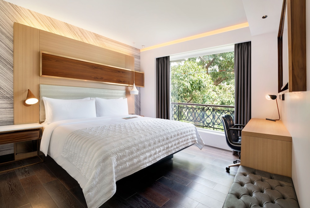 Junior Suite, 1 Bedroom, Balcony (Corner) photo