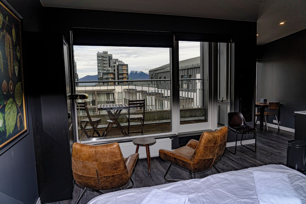 Penthouse Studio with Balcony and Kitchenette photo 2
