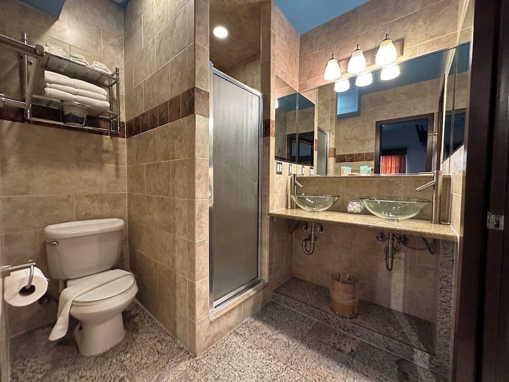 Deluxe Quadruple Room, 1 Bedroom thumbnail 5
