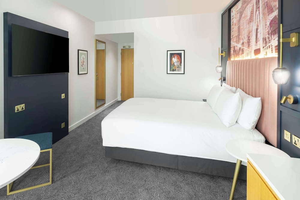 Deluxe Room, 1 King Bed photo 3