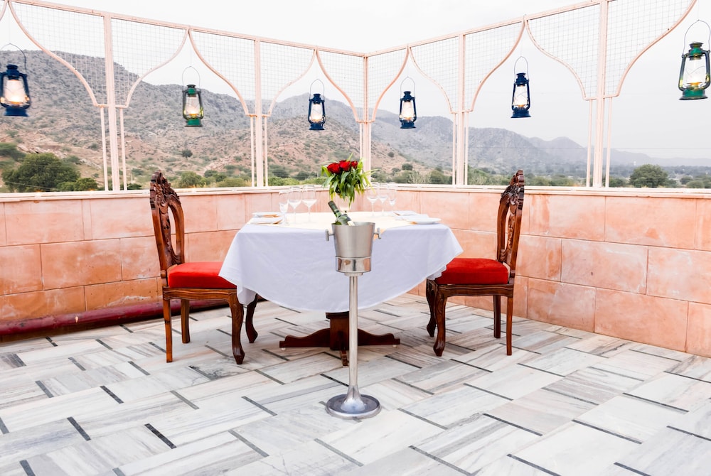 Deluxe Suite, 1 Double Bed (SeleQtions Aravalli View) photo 2