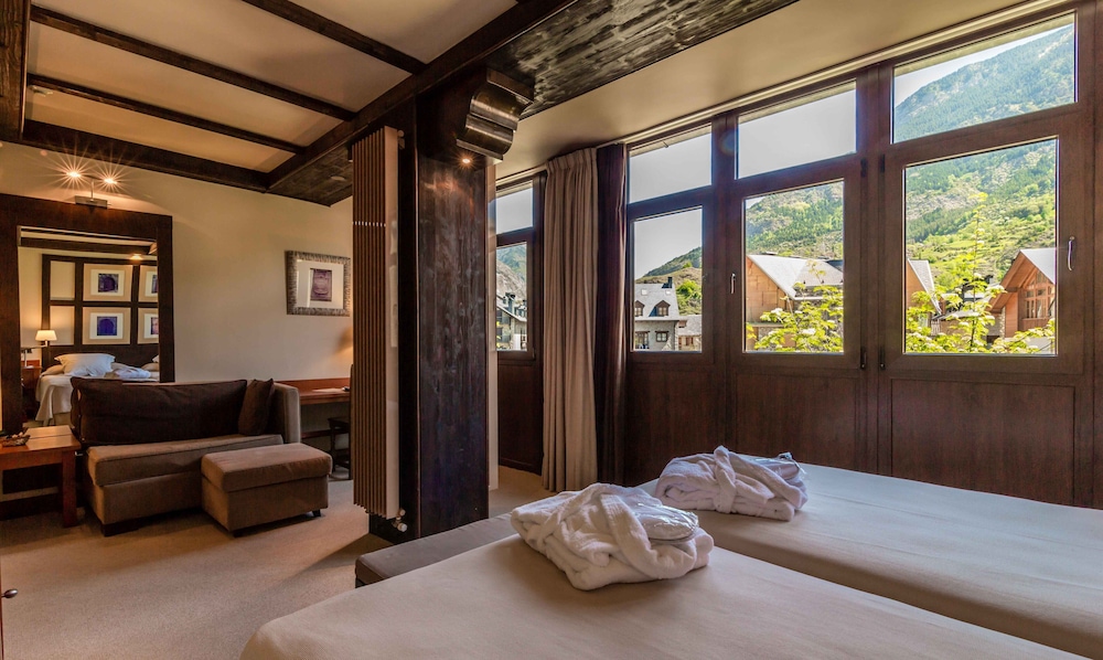 Junior Studio Suite, 2 Twin Beds, Accessible photo 3