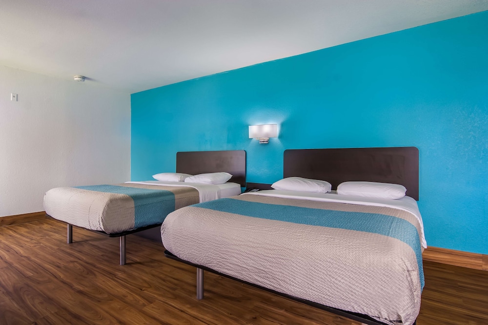 Deluxe Room, 2 Queen Beds, Smoking, Refrigerator & Microwave - Photo 2