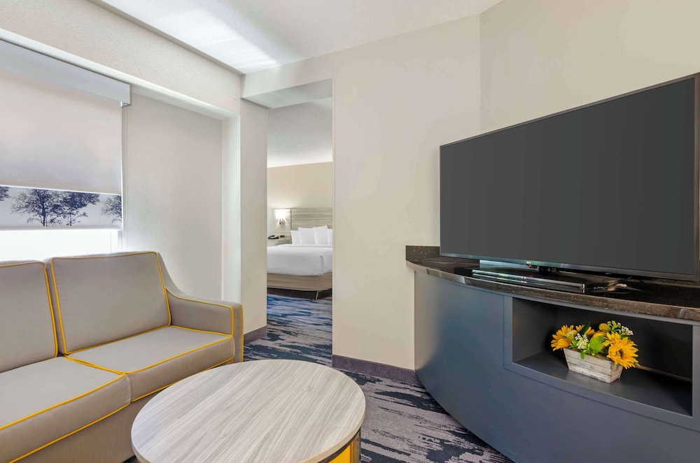 Suite, 1 King Bed, Non Smoking, Refrigerator & Microwave - Photo 2
