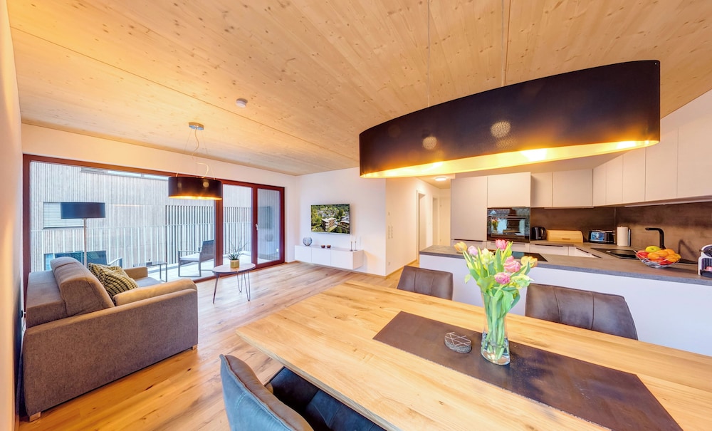 Apartment 6 photo 1
