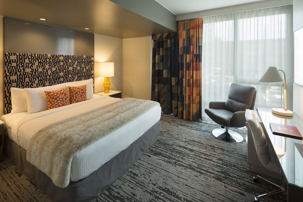 Standard Room, 1 King Bed, Non Smoking (Walk-in Shower) - Photo 4