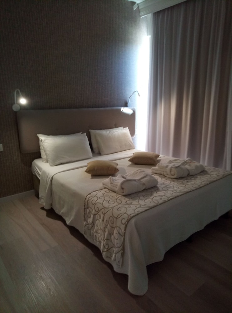Superior Twin Room, Sea View - Photo 21