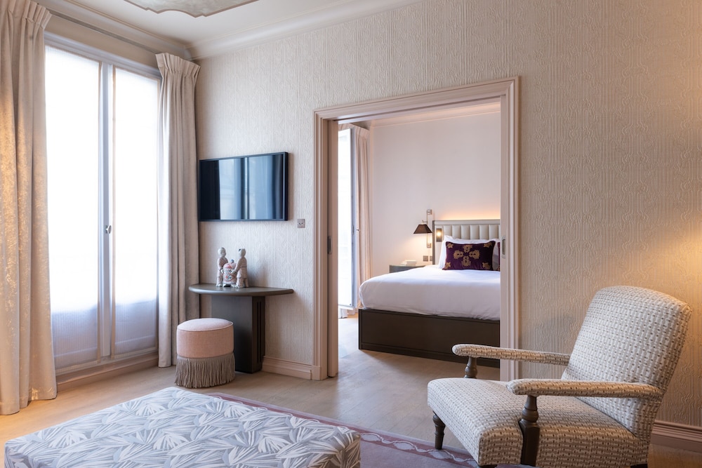 Deluxe Suite photo 2