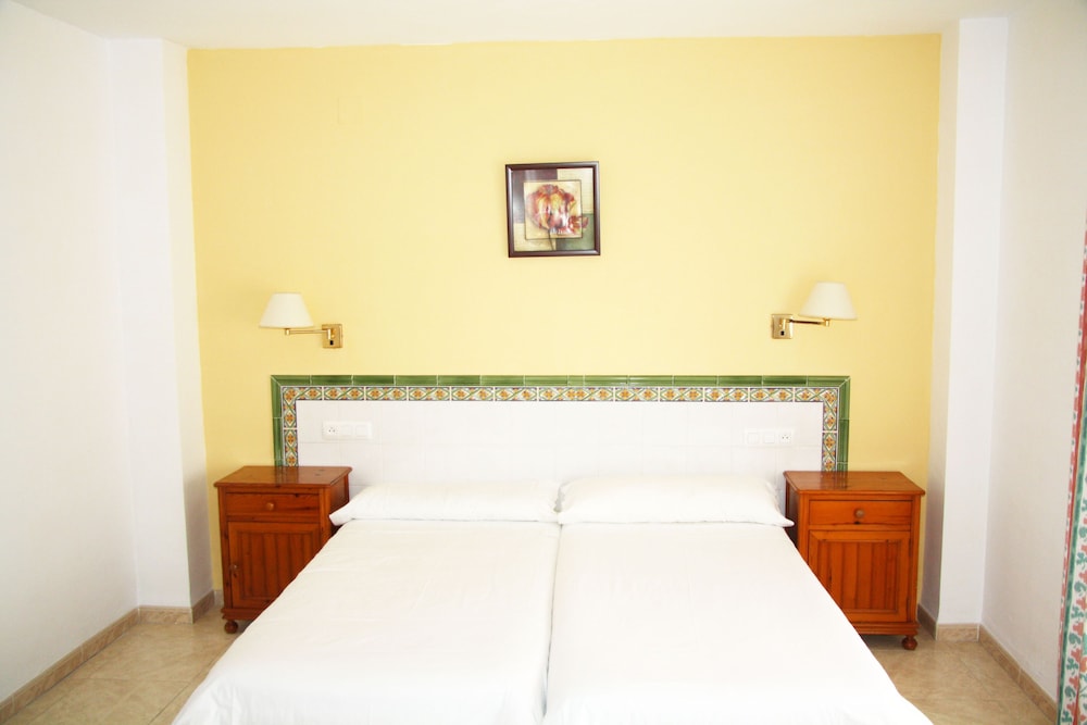 Twin Room - Photo 3