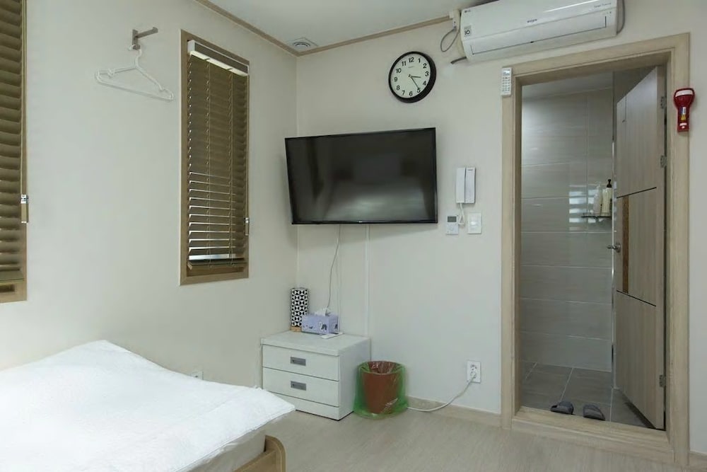 Family Room - Photo 8