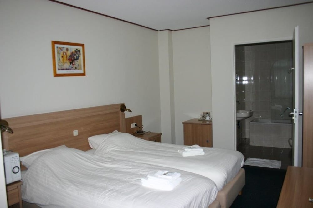 Standard Twin Room, 2 Twin Beds photo 3