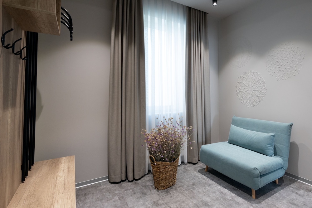 Family Room, 1 Queen Bed with Sofa bed, City View photo 3