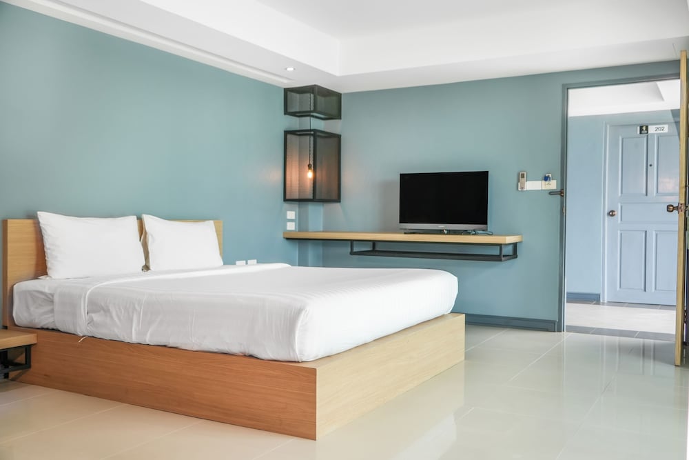 Deluxe Room, 1 King Bed, Lake View - Photo 3