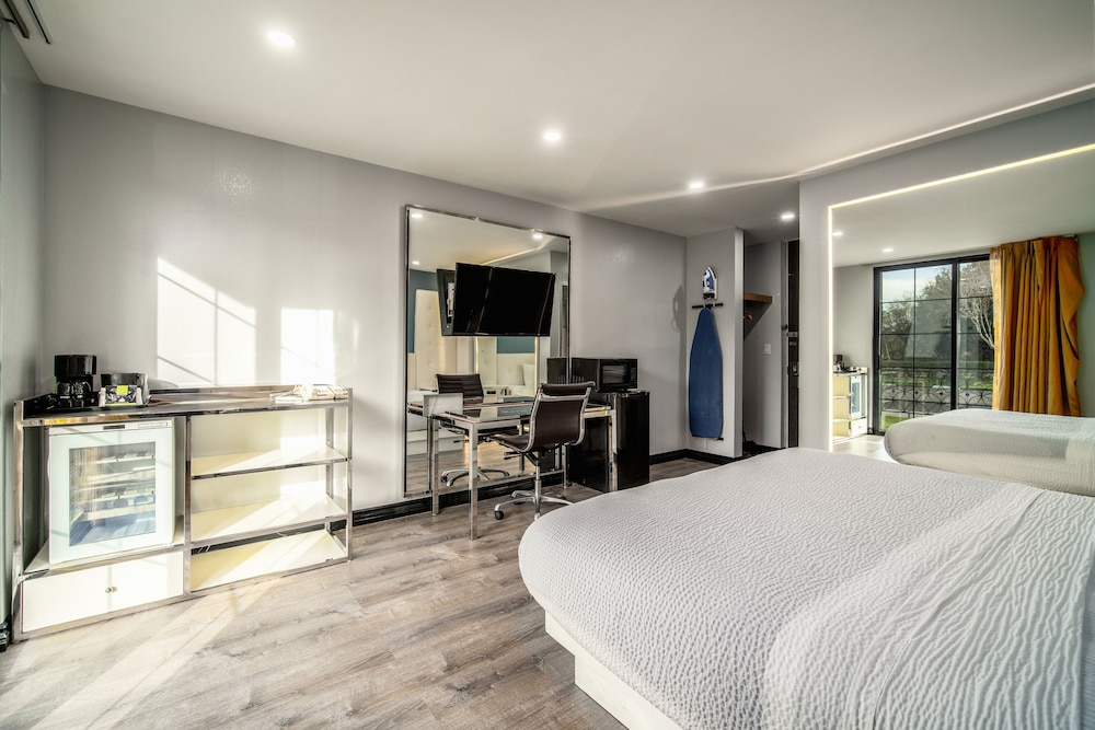 Standard Room, 1 King Bed - Photo 6
