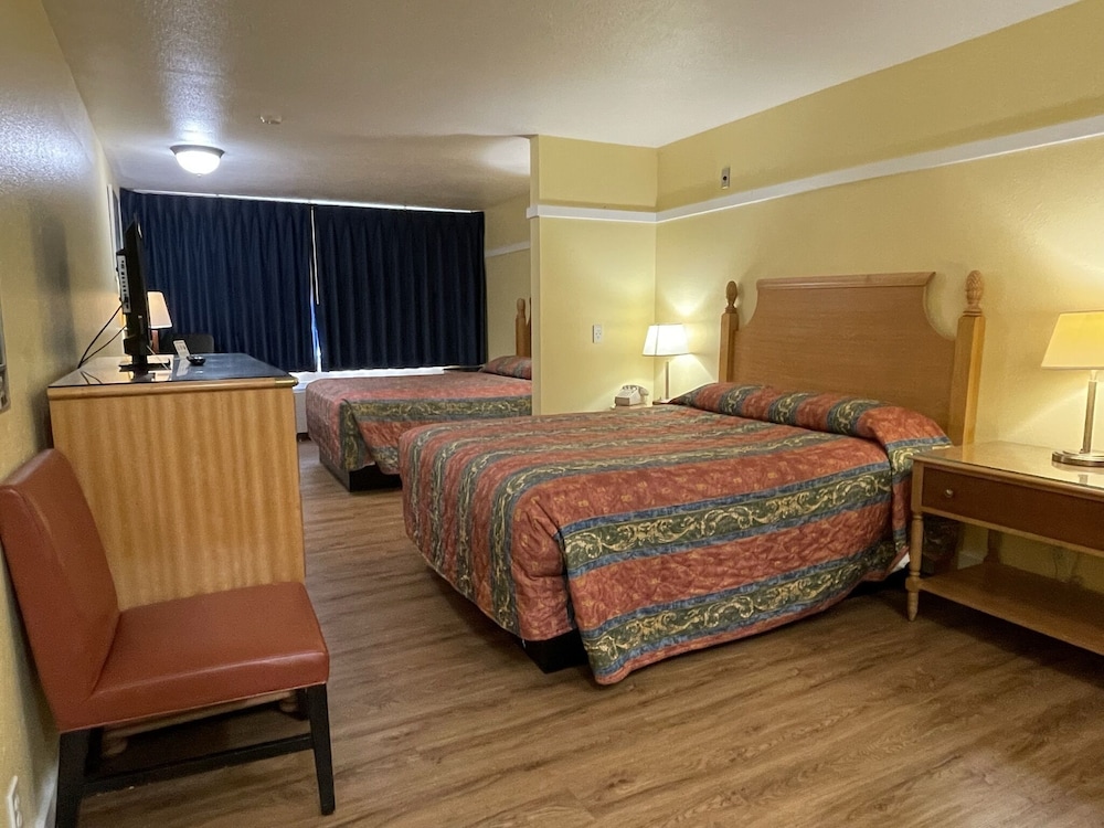 Standard Room, 2 Queen Beds - Photo 2