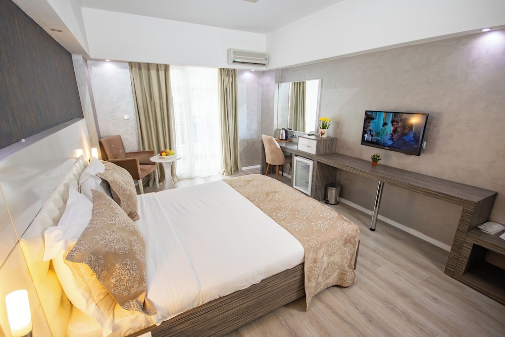 Deluxe Room with Balcony photo 3