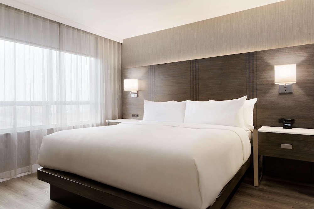 Suite, 1 King Bed, Accessible, Bathtub - Photo 4