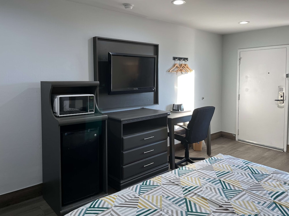 Deluxe Room, 1 King Bed, Smoking, Refrigerator & Microwave, photo 6