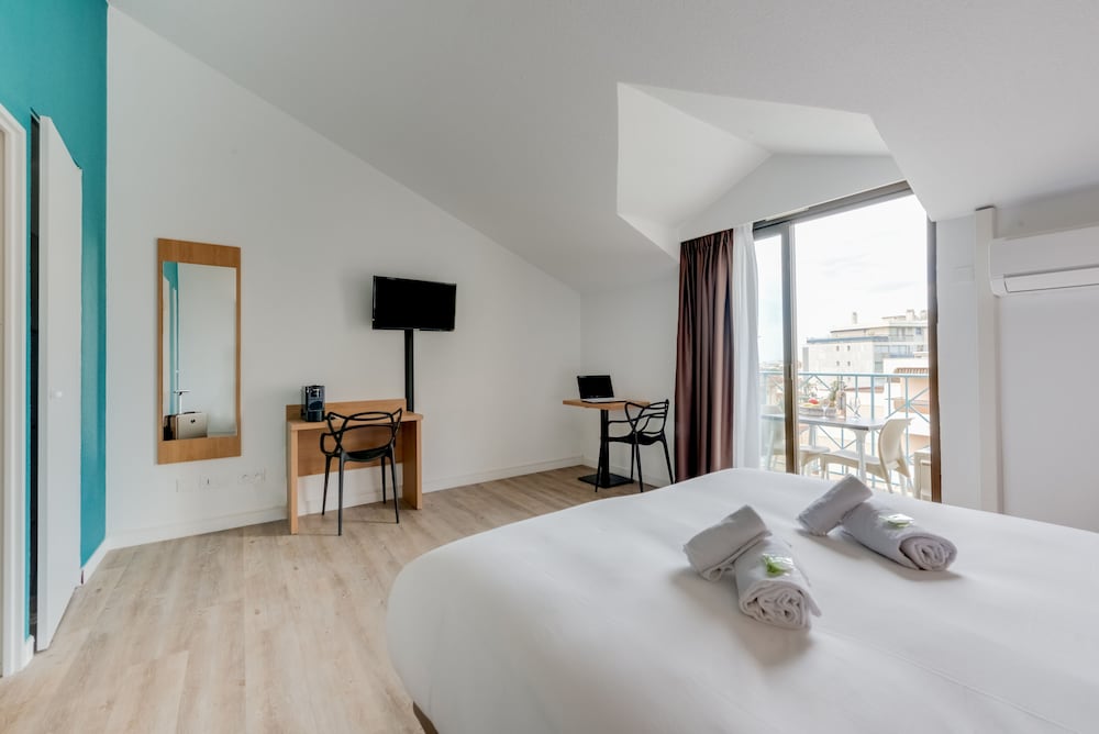 Studio, 1 Queen Bed, Balcony - Photo 2