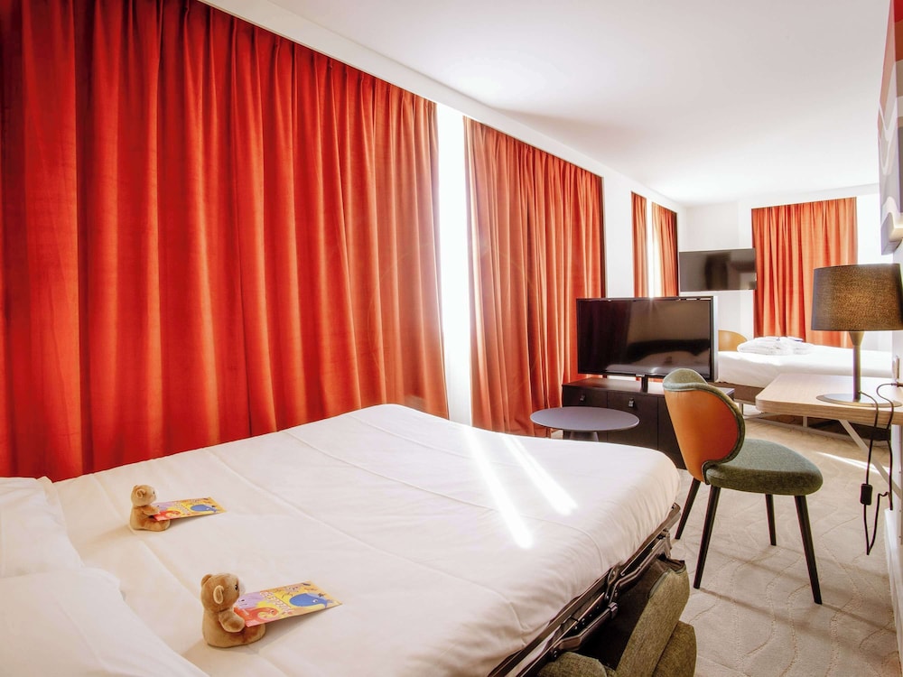 Executive Room, 1 Queen Bed with Sofa bed (with double bed and sofa for 2 person) thumbnail 5
