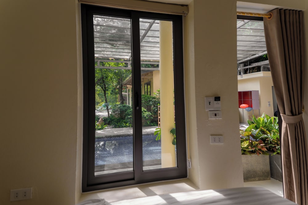 Standard Triple Room, Non Smoking, Pool View photo 3