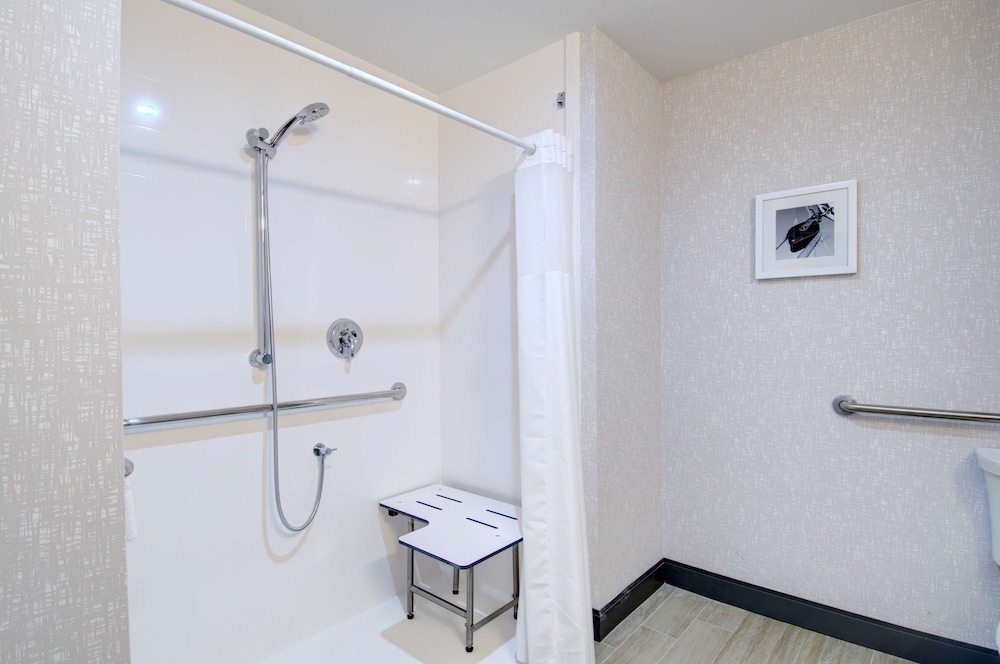 Room, 2 Queen Beds, Accessible, Bathtub (Mobility & Hearing)