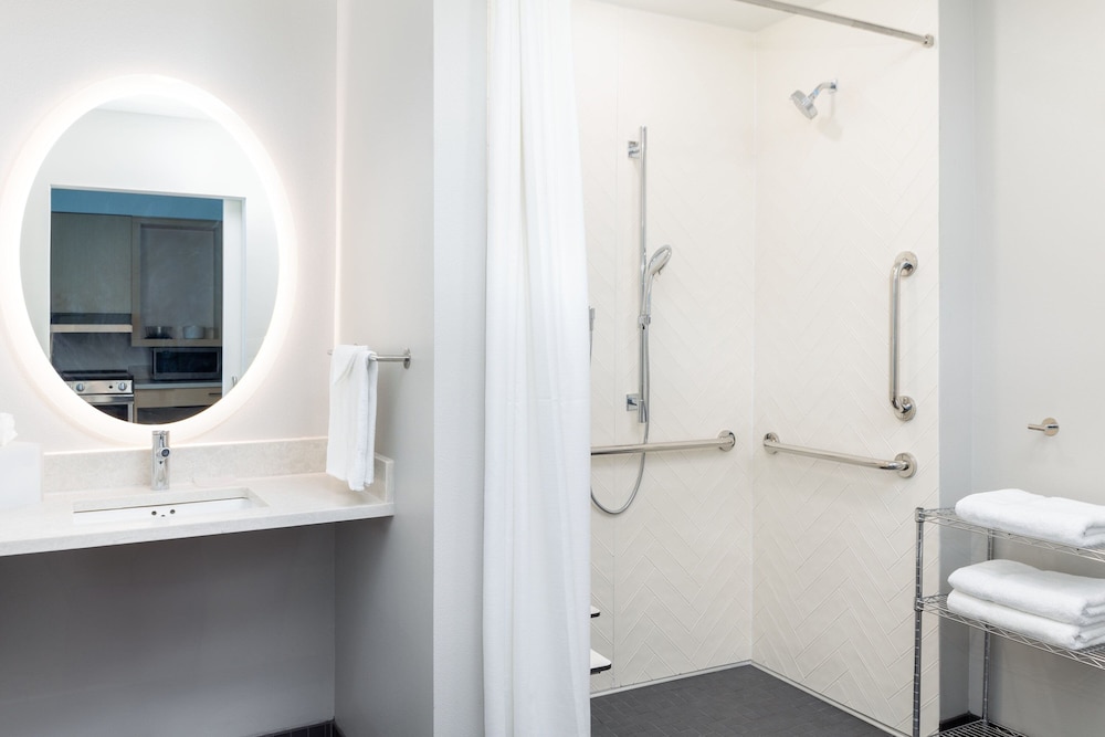 Suite, 1 Bedroom (Mobility Accessible, Roll-in Shower) photo 2