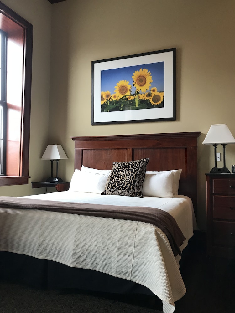 Suite, 1 King Bed, Kitchenette, Annex Building