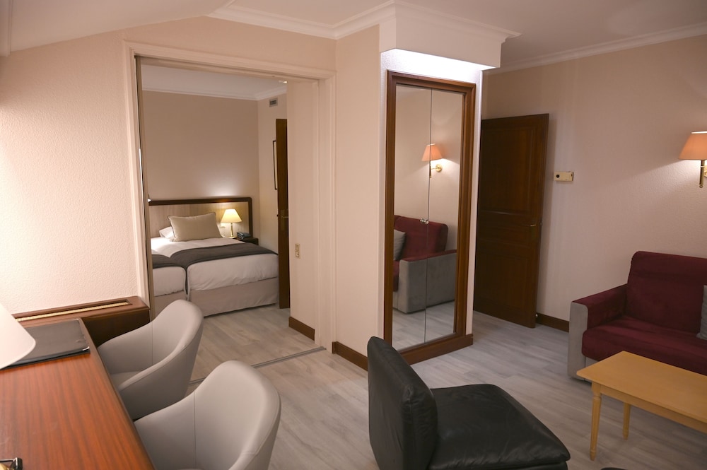 Family Room, 1 Queen Bed with Sofa bed, City View (Traditional Family Room) photo 3