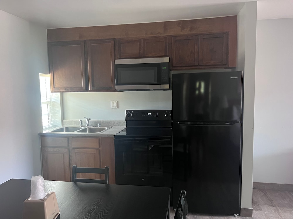 Deluxe Room, 1 King Bed, Kitchen photo 3