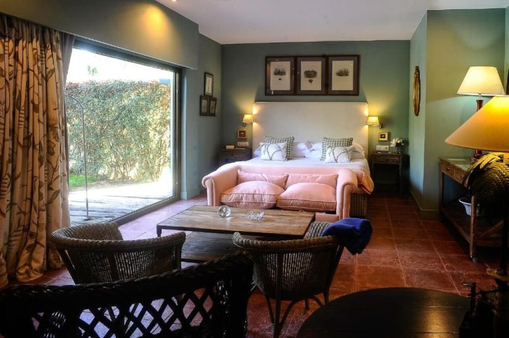 Premium Suite, 1 King Bed, Private Pool, Garden View photo 3