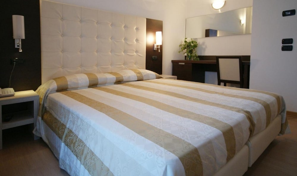 Double or Twin Room (Living) - Photo 9