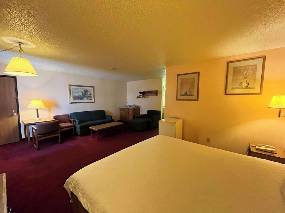 Deluxe Room, 1 King Bed, Non Smoking - Photo 3