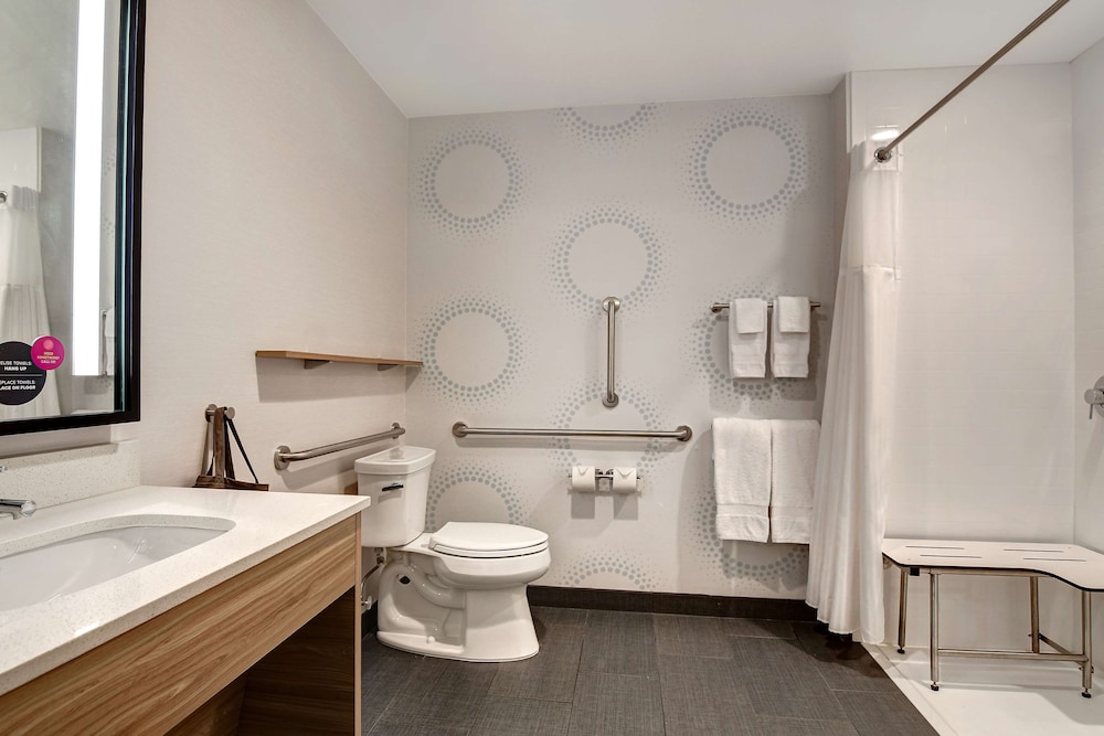 Room, 2 Queen Beds, Accessible (Roll-In Shower) - Photo 12