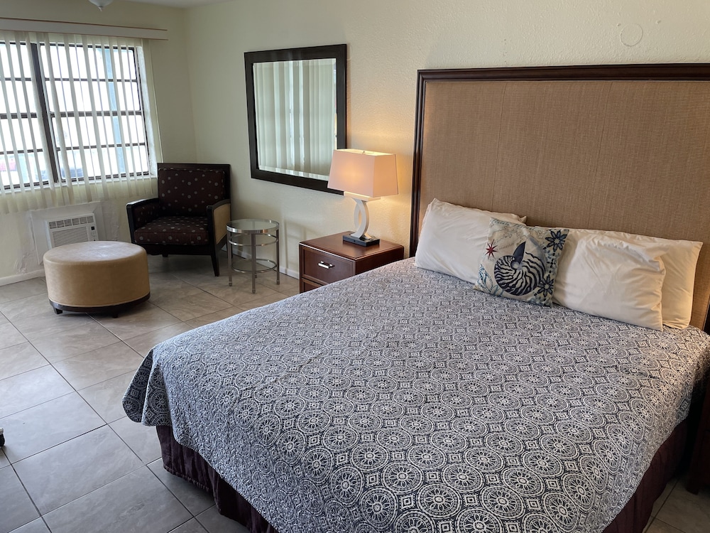Standard Room, 1 King Bed, Partial Ocean View photo 3