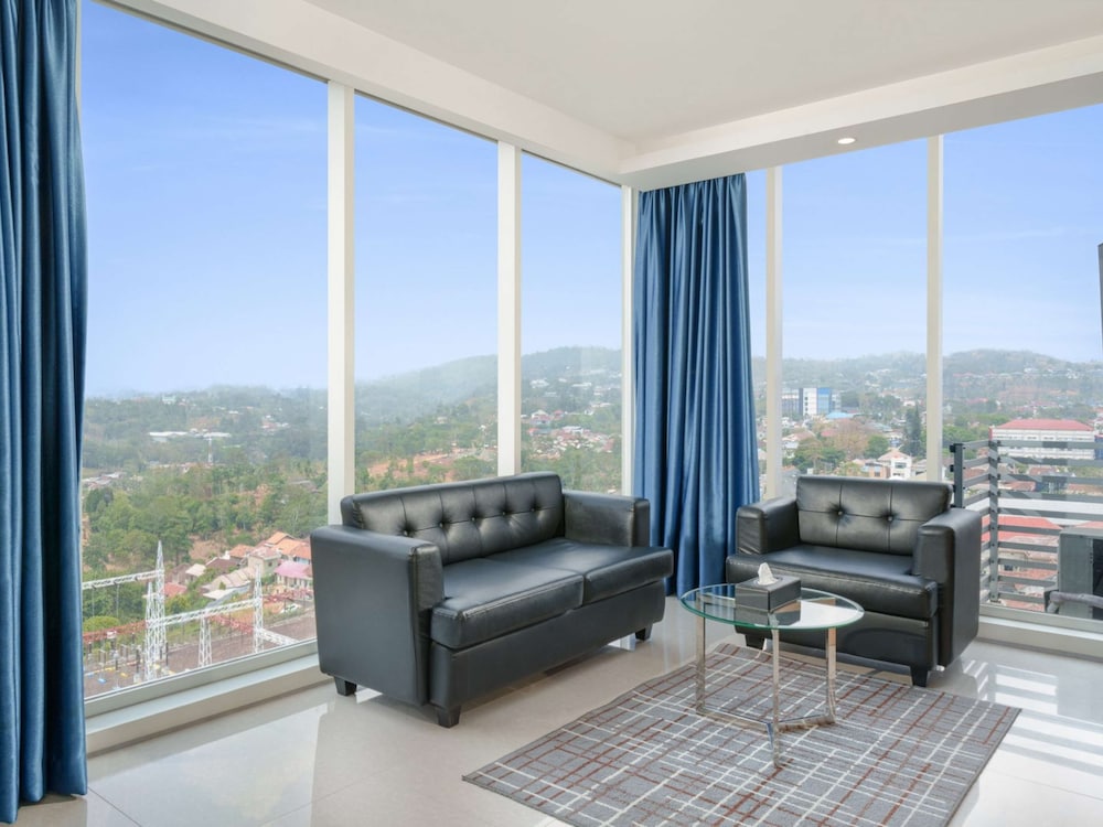Junior Suite, 1 King Bed, Bathtub, City View - Photo 3