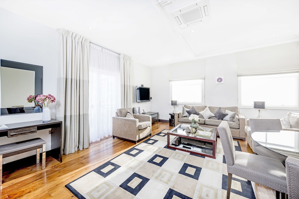 Executive Three Bedroom Apartment with Terrace photo 1