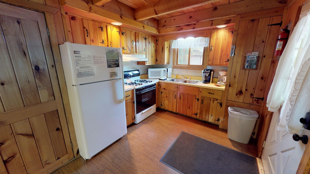 Classic Cabin, 3 Bedrooms, 2 Bathrooms, River View photo 3