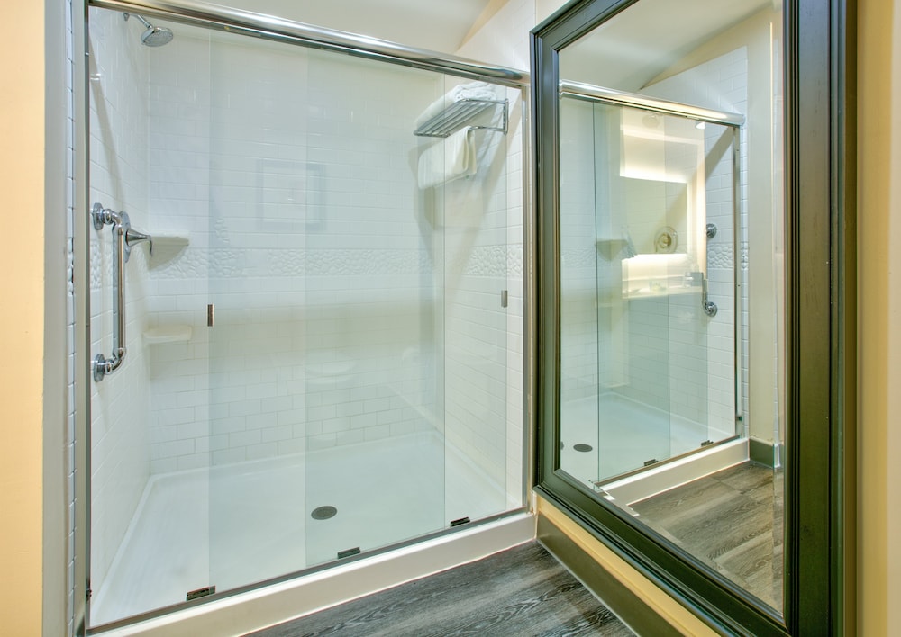 Standard Room, 1 King Bed (Walk-In Shower) - Photo 4