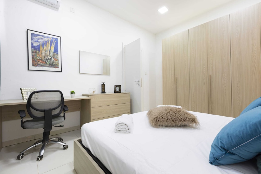 Basic Apartment, Multiple Beds