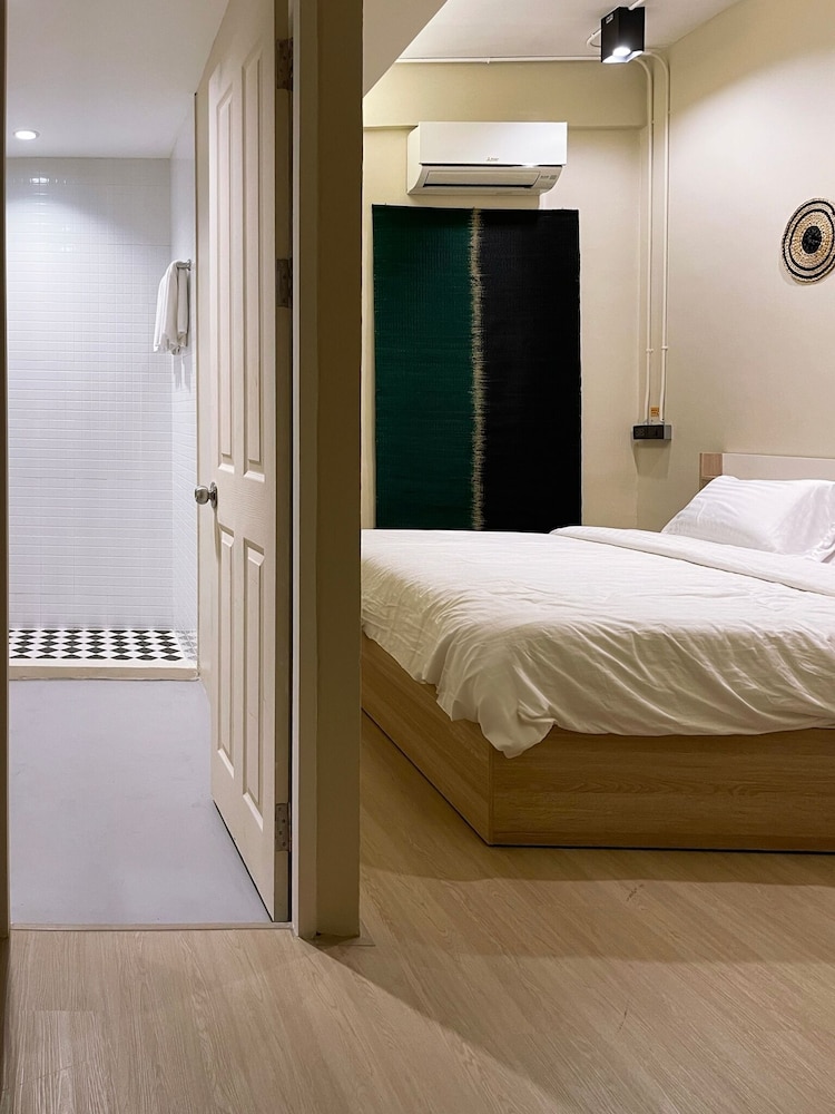 Deluxe Room, 1 King Bed, Non Smoking, Private Bathroom photo 2