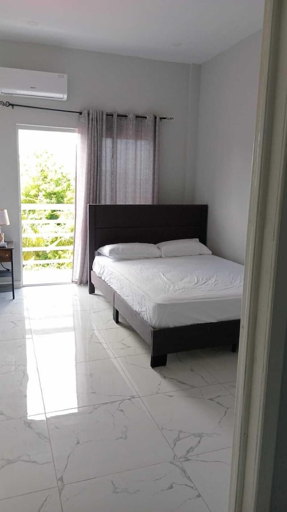 Comfort Room, Courtyard View