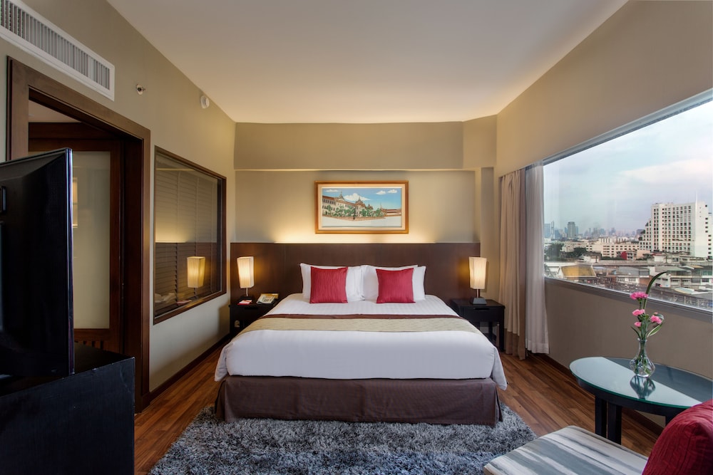 Suite, 1 King Bed, City View (Plaza) thumbnail 5