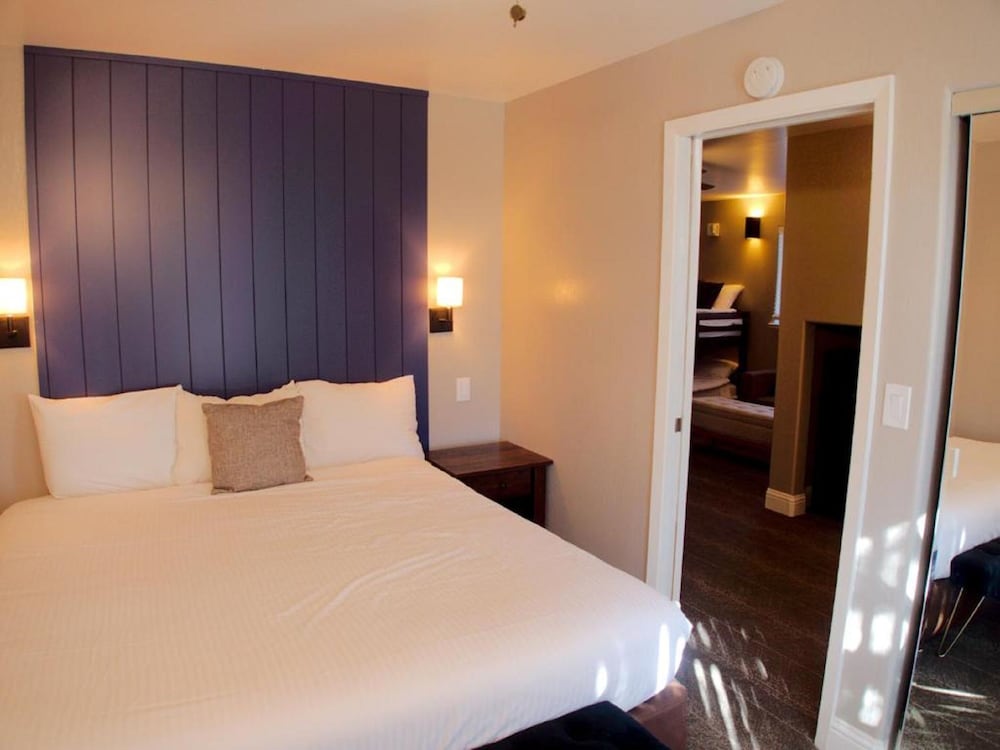 Standard Room, 1 King Bed, Accessible photo 2