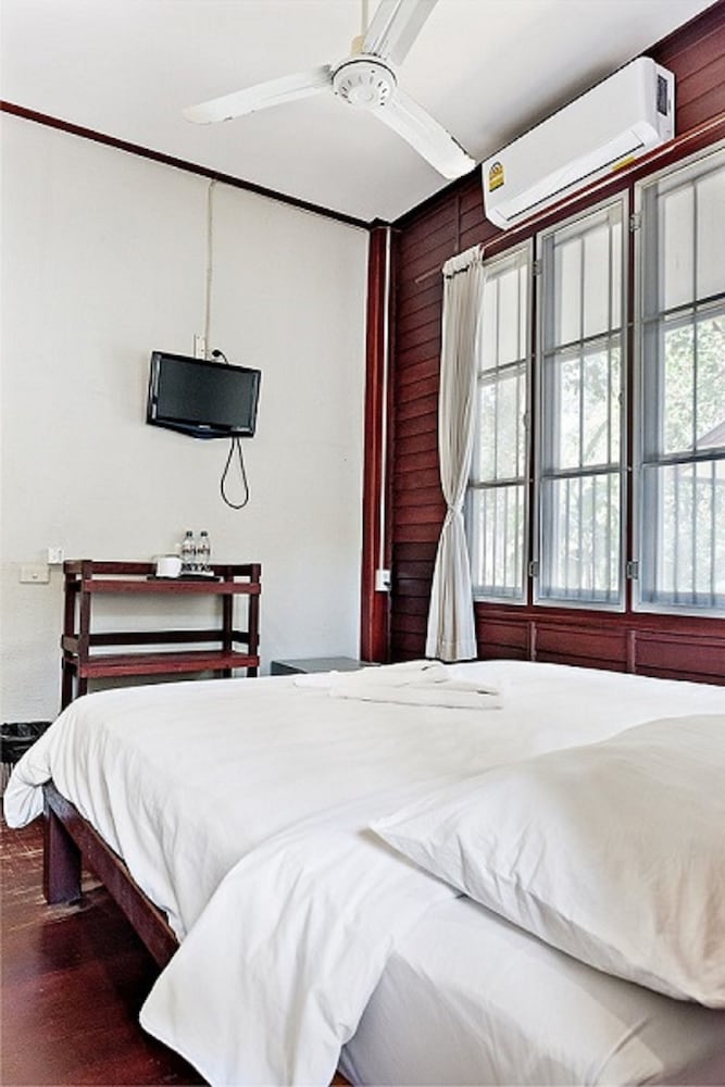 Standard Bungalow, 1 King Bed, Garden View