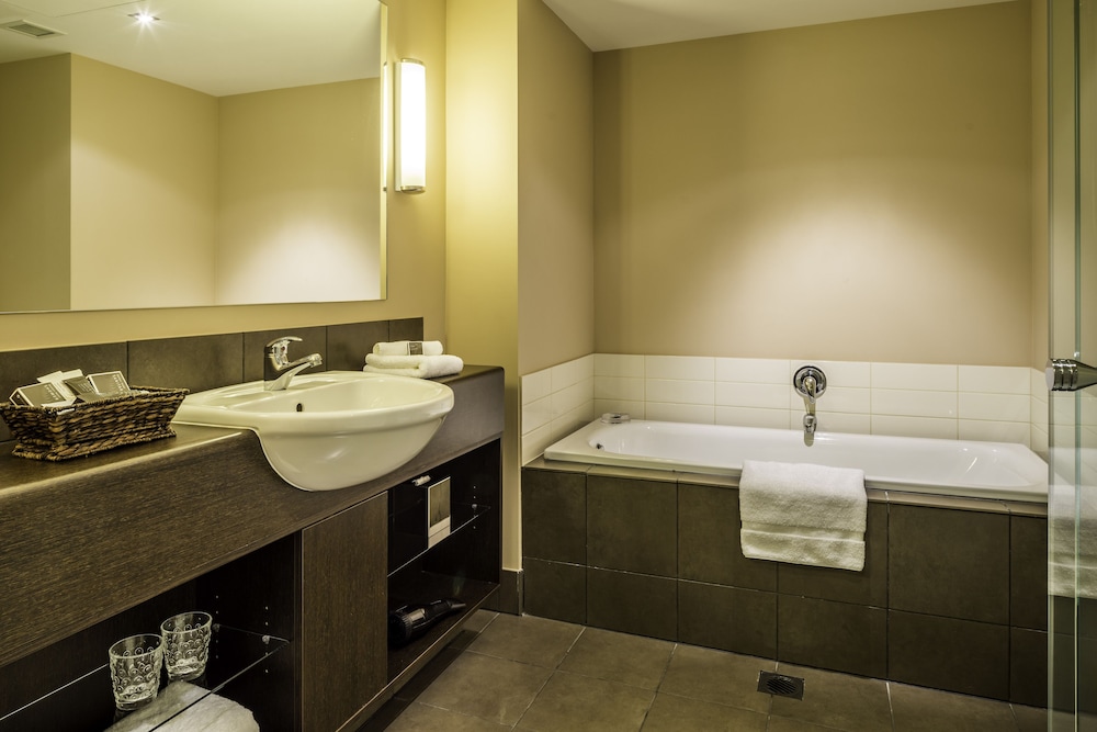 Suite, 1 Bedroom - Photo 7
