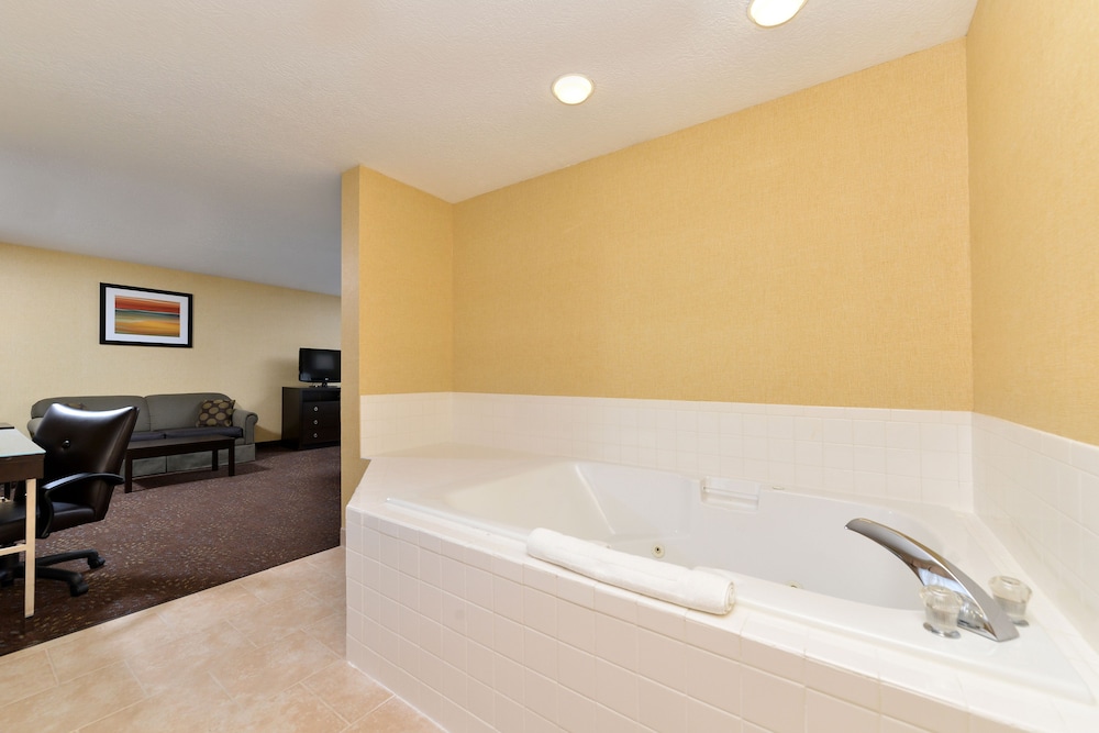 Standard Room, 1 King Bed, Accessible (Extra Floor Space) - Photo 3