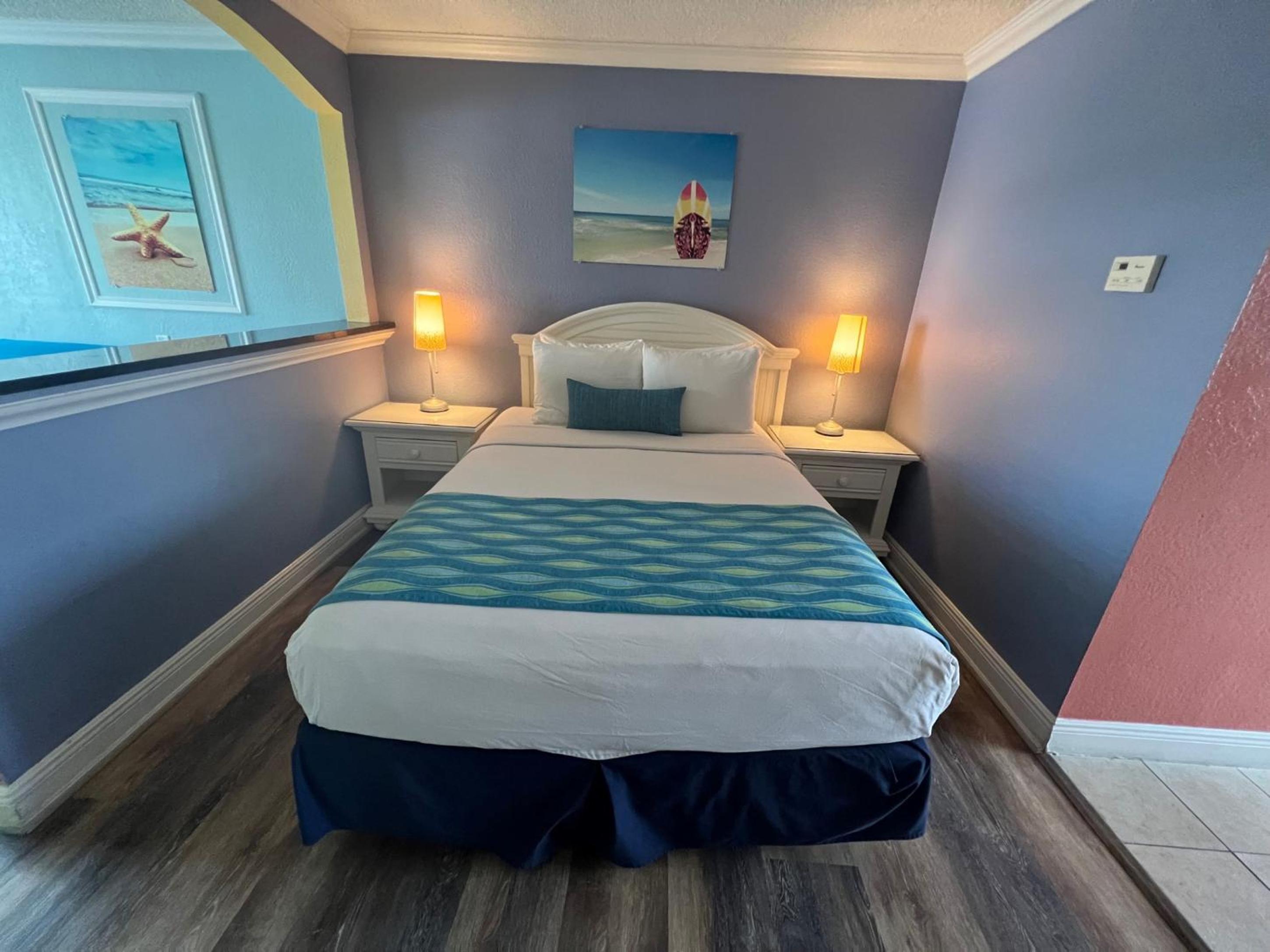 Standard Queen Room with Pool View photo 3