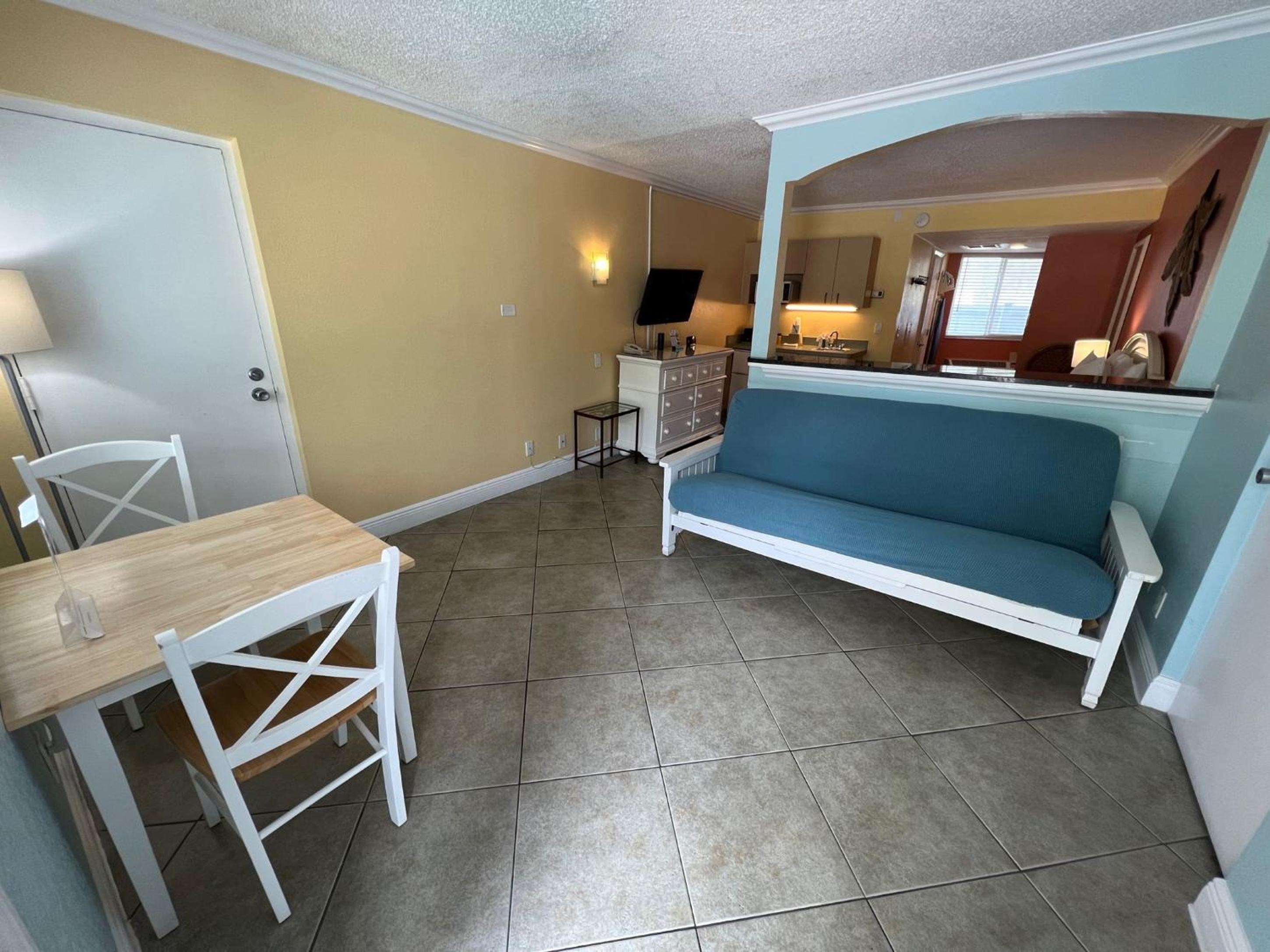 Standard Queen Room with Pool View photo 1