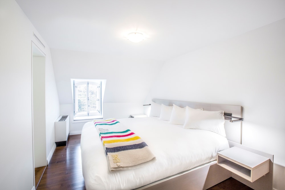 Contemporary Room, 1 King Bed photo 1